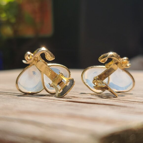 Vintage Crown Trifari Clip-On Earrings Gold Tone Iridescent Opaline Glass Petals - Picture 7 of 8